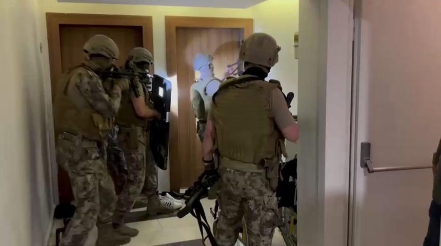 Bağcılar'da suç örgütüne operasyon! Müvekkilini görmeye gelen avukat polise küfür etti, arbede çıktı