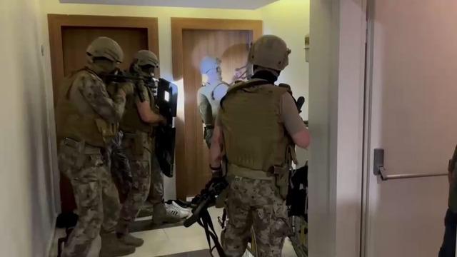 Bağcılar'da suç örgütüne operasyon! Müvekkilini görmeye gelen avukat polise küfür etti, arbede çıktı