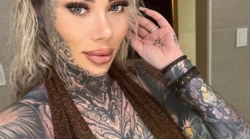 "İngiltere'nin en dövmeli kadını" unvanını kaptırmamak için elinden geleni yapıyor! Cinsel organından sonra kalçasına dövme yaptırdı