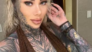 İngiltere'nin en dövmeli kadını unvanını kaptırmamak için elinden geleni yapıyor! Cinsel organından sonra kalçasına dövme yaptırdı