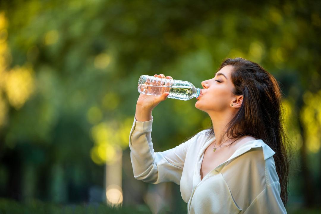 Gizli kanser tehlikesi: Sıcaklarda suyu sakın b&ouml;yle i&ccedil;meyin! Ciddi hastalıklara yol a&ccedil;ıyor