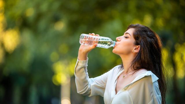Gizli kanser tehlikesi: Sıcaklarda suyu sakın böyle içmeyin! Ciddi hastalıklara yol açıyor