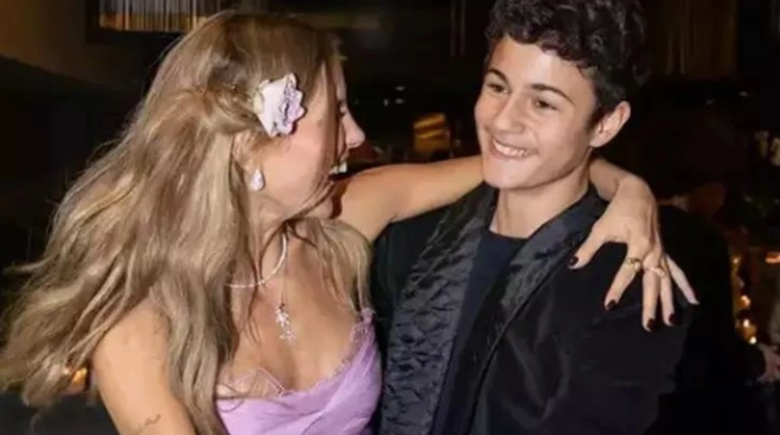 Oğlu Kuzey'e 'platonik' olduğunu söylemişti... Çağla Şıkel oğluyla takım mayo giydi! Yorum yağdı 