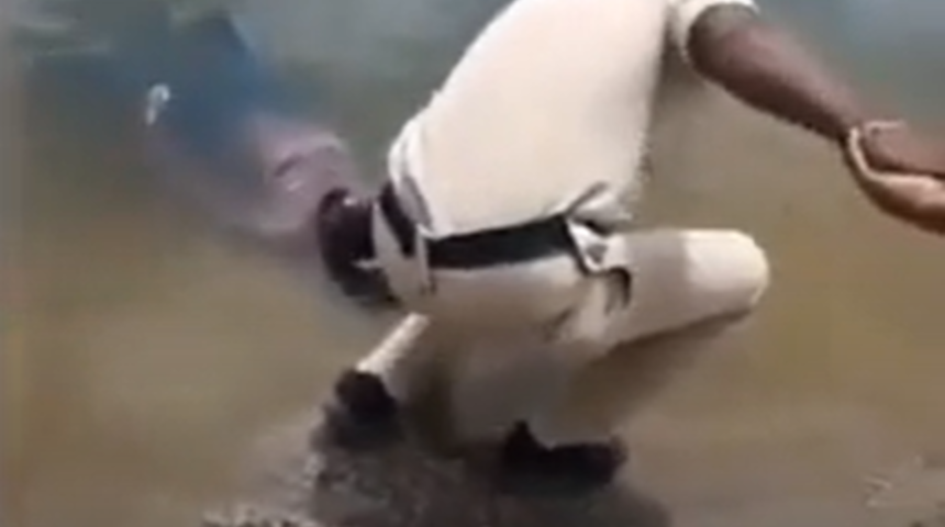 &Uuml;st&uuml; &ccedil;ıplak hareketsiz g&ouml;r&uuml;nce &ouml;ld&uuml;ğ&uuml;n&uuml; d&uuml;ş&uuml;nd&uuml;ler! Ger&ccedil;ek bambaşka &ccedil;ıktı... "Dinlenirken uyumuşum"