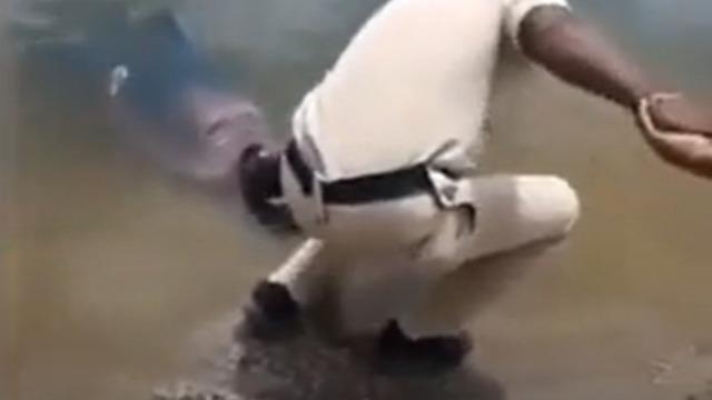 Üstü çıplak hareketsiz görünce öldüğünü düşündüler! Gerçek bambaşka çıktı... Dinlenirken uyumuşum