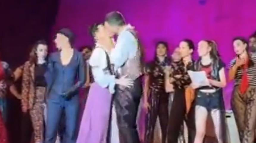 Uraz Kaygılaroğlu'nun provada erkek rol arkadaşıyla öpüştüğü anlar sosyal medyayı salladı!