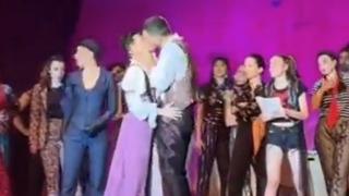 Uraz Kaygılaroğlu'nun provada erkek rol arkadaşıyla öpüştüğü anlar sosyal medyayı salladı!