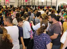 'Her şeyi alırım! Sen şimdi içeride beni kavgada gör' İndirimli kıyafet için birbirleriyle yarıştılar 'Fiyatlar çok iyi'