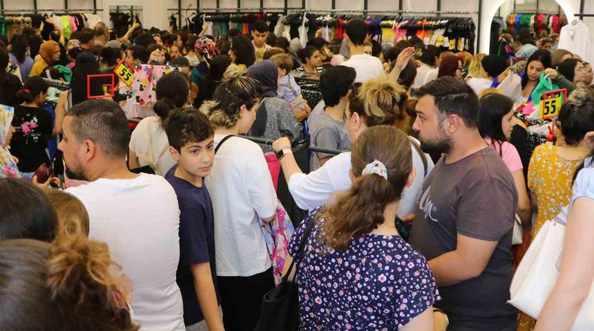 'Her şeyi alırım! Sen şimdi içeride beni kavgada gör' İndirimli kıyafet için birbirleriyle yarıştılar 'Fiyatlar çok iyi'