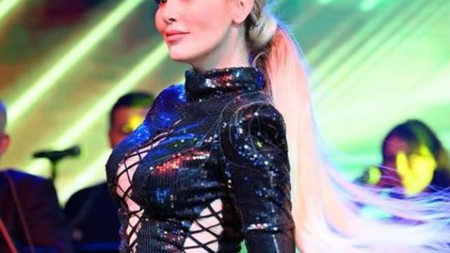 Petek Dinçöz son pozlarıyla şaşırttı! Görenler 'protez mi?' diye sordu