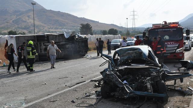 Mersin'de 3 araçlık feci kaza! 2 kişi öldü, 35 kişi yaralandı... Hepsi aynı yerde çalışıyordu