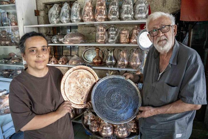 Babasından devralmıştı... Çırak bulamayınca mesleği eşine öğretti! 'Ona destek amaçlı bu işe başladım'