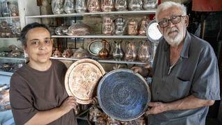 Babasından devralmıştı... Çırak bulamayınca mesleği eşine öğretti! 'Ona destek amaçlı bu işe başladım'