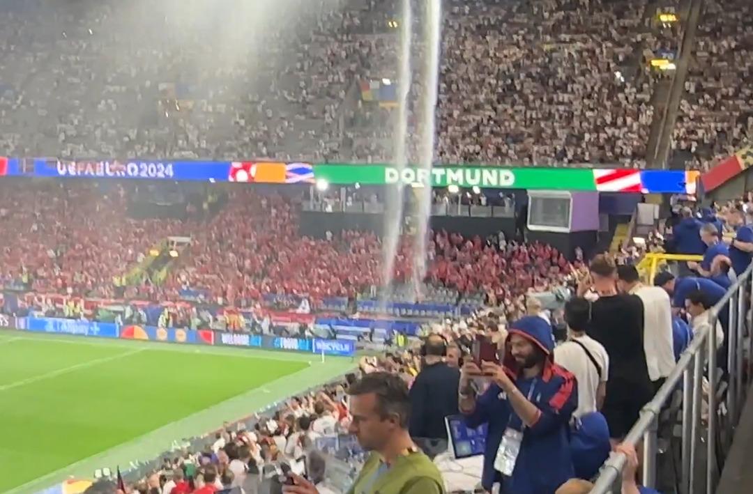 Almanya - Danimarka ma&ccedil;ını hakem durdurdu! 35. dakikada aniden yağmur bastırdı...