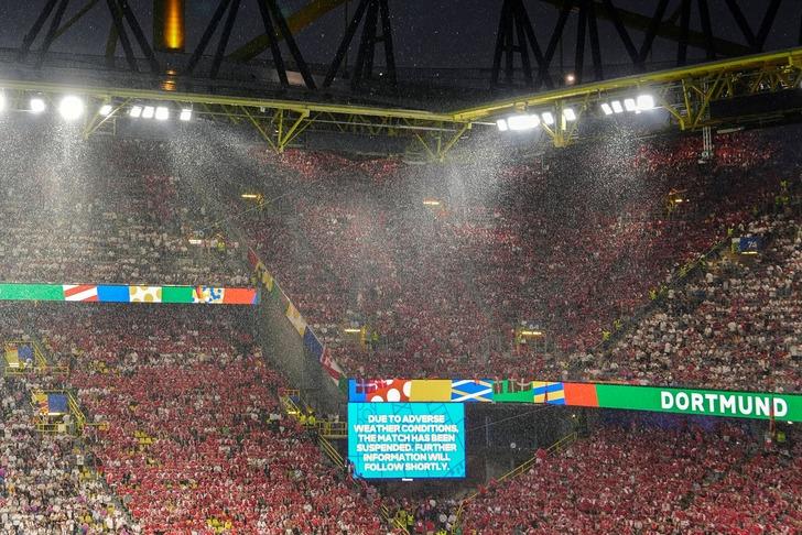 Almanya - Danimarka maçını hakem durdurdu! 35. dakikada aniden yağmur bastırdı... G1