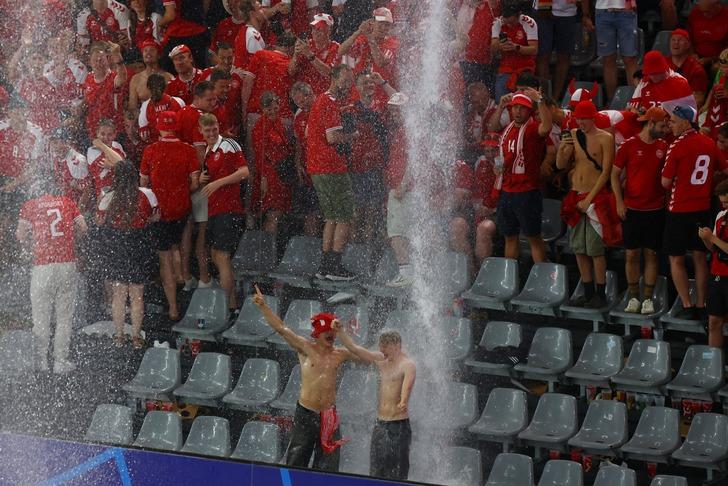 Almanya - Danimarka maçını hakem durdurdu! 35. dakikada aniden yağmur bastırdı... G2
