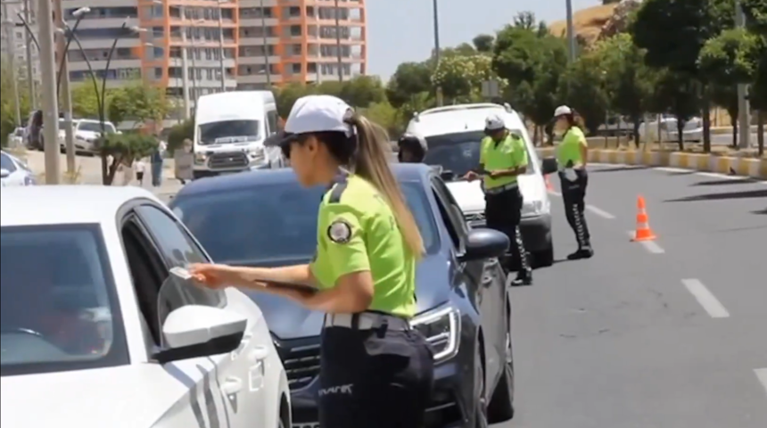 Çakarlı araç kullanan da hız ihlali yapan da kurtulamadı! Bir haftada yüz binlerce sürücüye işlem