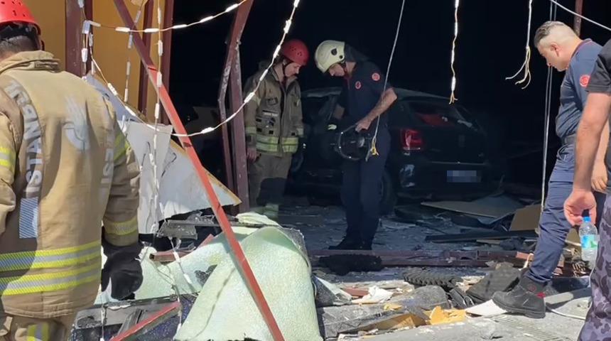 Yer: İstanbul! Kontrolden çıkan otomobil gece kulübüne daldı