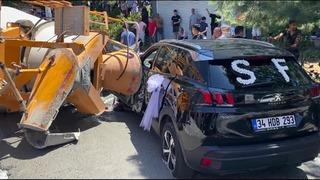 En mutlu günleri faciaya döndü! Beton mikseri gelin arabasının üstüne devrildi: 1 kişi öldü...