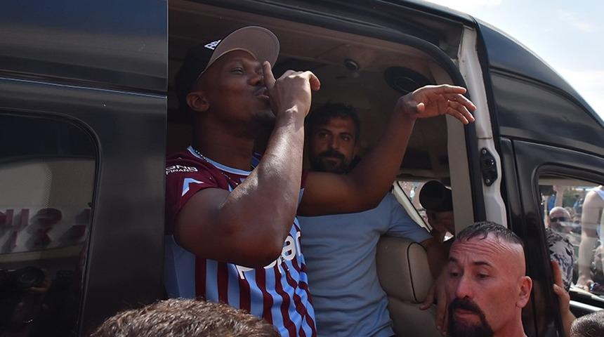 Nwakaeme Trabzon'a indi, kendisini karşılayan kalabalık karşısında şaşkına döndü! Onuachu müjdesini verdi