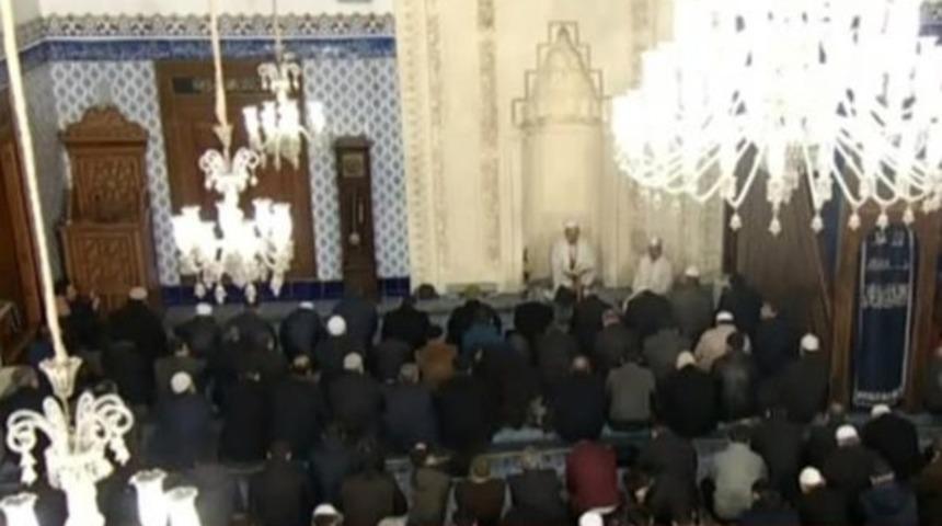 Camilerde Fetih Suresi okunuyor