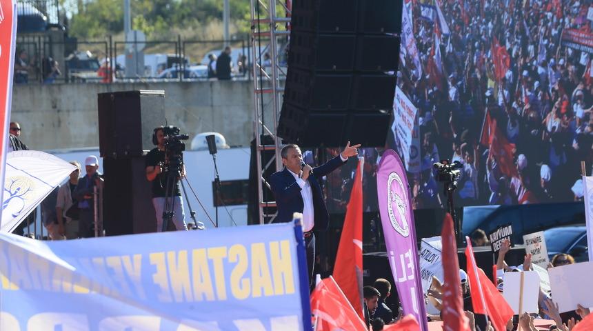 Özgür Özel'den Emek Mitingi'nde asgari ücret mesajı: '25 bin liranın altındaki ücreti asla kabul etmiyoruz'