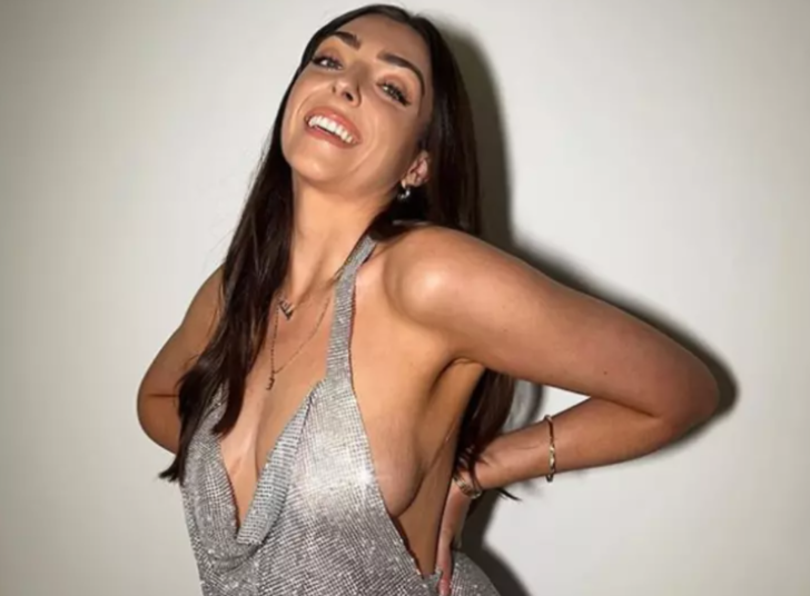 Beden pozitifliği savunucusu Nelly London vücut tipini eleştirenlere karşı kıvrımlarını sergiledi