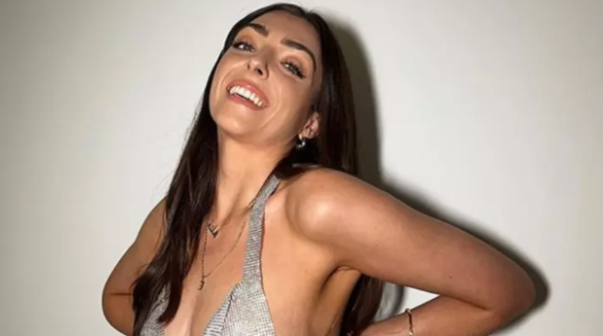 Beden pozitifliği savunucusu Nelly London v&uuml;cut tipini eleştirenlere karşı kıvrımlarını sergiledi