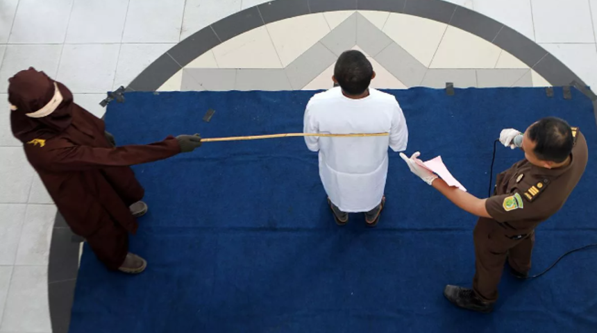 Endonezya'da alkol içtikleri tespit edilen dört erkek kırbaç cezasına çarptırıldı! O anlar saniye saniye kameraya kaydedildi