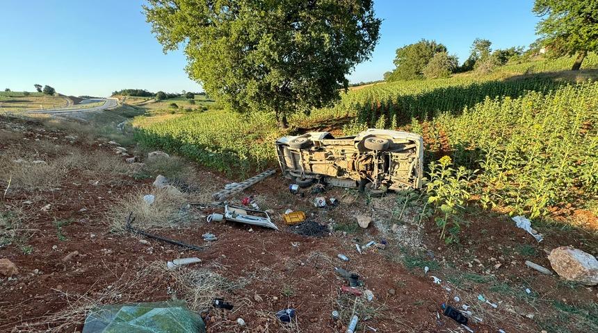 Bilecik'te takla atan araçtaki 3 kişi yaralandı