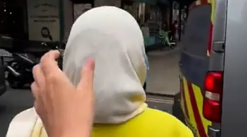 Londra sokaklarında şaşırtan görüntüler! Kadınların başörtülerini çekip aldı... O anları bir de cep telefonuyla kaydetti
