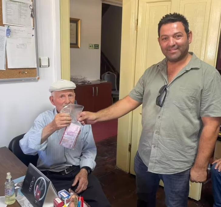 Tuvalette bulduğu 10 bin lirayı sahibine teslim etti G1