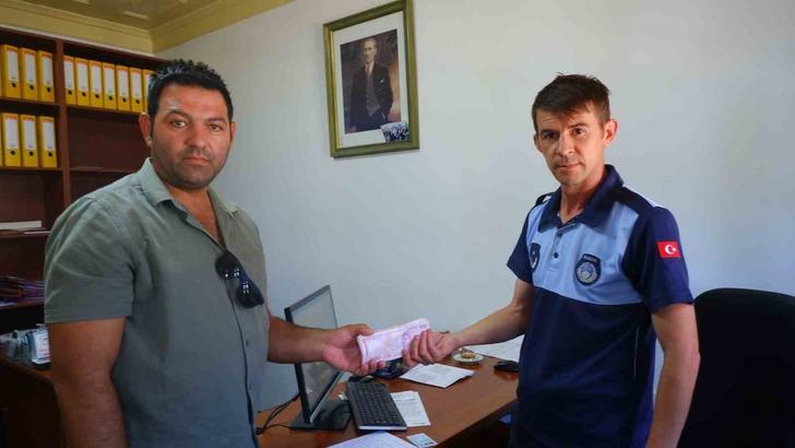 Tuvalette bulduğu 10 bin lirayı sahibine teslim etti G3