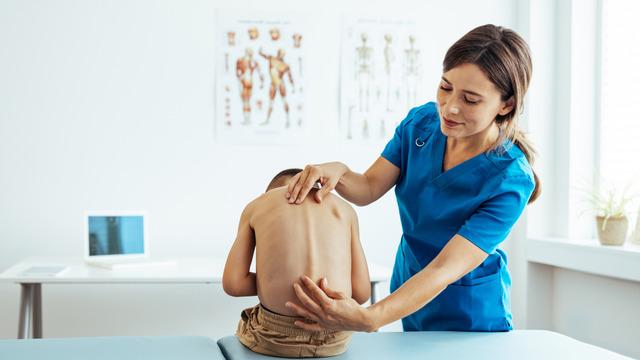 Aileler dikkat: “Çocuklarınızın omurga duruşunu kontrol edin”