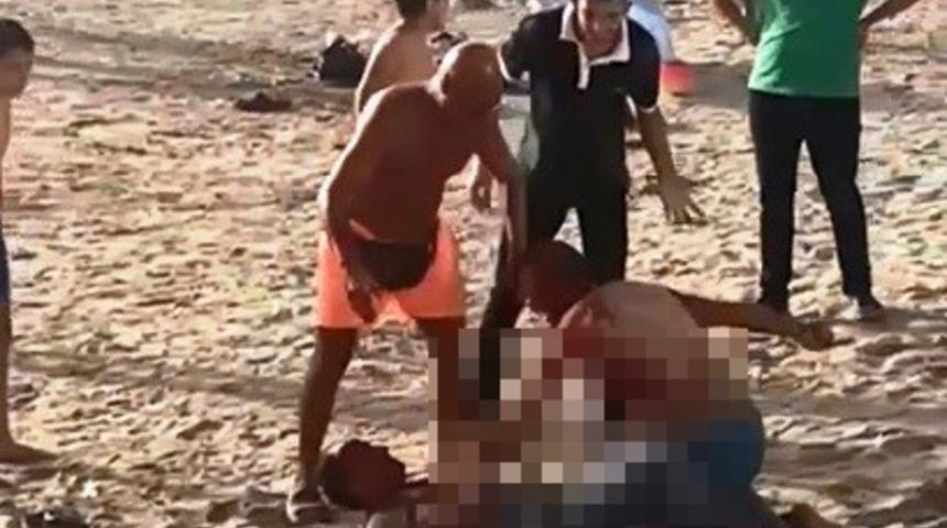 Kuşadası'nda plajda 'laf atma' kavgası! Dakikalarca birbirlerini bıçakladılar: 2 yaralı