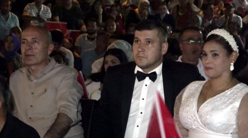 Düğünden sonra maç izlemeye gittiler! Gelin ve damat olay oldu
