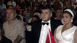 Düğünden sonra maç izlemeye gittiler! Gelin ve damat olay oldu