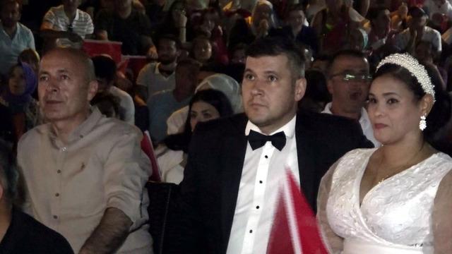 Düğünden sonra maç izlemeye gittiler! Gelin ve damat olay oldu