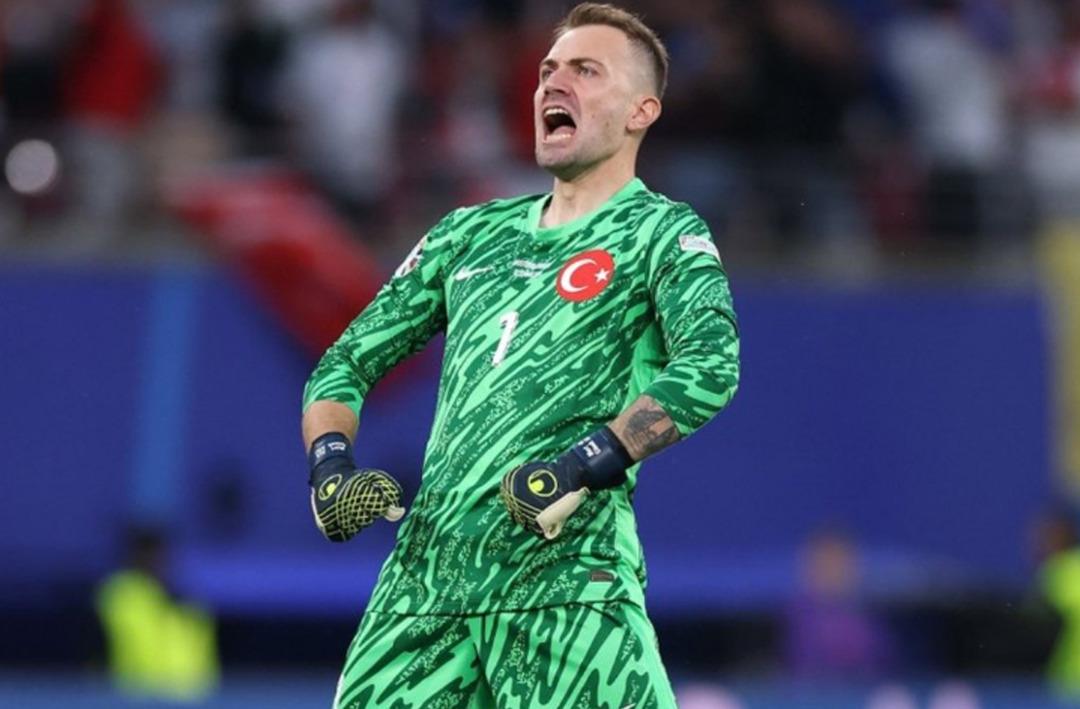 Bir &uuml;lkenin umutlarını yeşerten adam: Mert G&uuml;nok! Ma&ccedil;ın son saniyesinde kalesinde uzadı ve &ccedil;eyrek finali &uuml;lkemize getirdi...