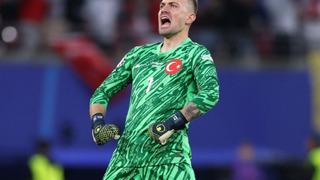 Bir ülkenin umutlarını yeşerten adam: Mert Günok! Maçın son saniyesinde kalesinde uzadı ve çeyrek finali ülkemize getirdi...