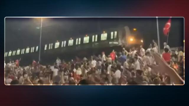 Bakırköy'de Marmaray milli maçı izlemek için durdu