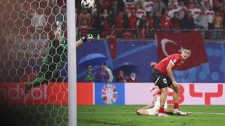 Dünya Mert Günok'u konuştu, uzatmalardaki kurtarışının matematiksel analizi yayınlandı... Oğlum nasıl çıkardın lan!