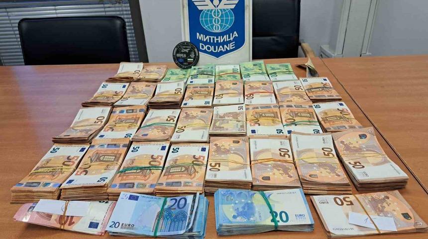 Otobüsün yatak kısmına saklanan 514 bin euro ve 60 bin dolar ele geçirildi