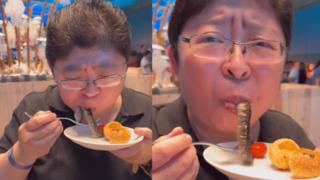 Mide bulandıran görüntüler! Canlı yılan balığını afiyetle yedi... Sosyal medyadan yorumlar peşi sıra geldi: Her şeyi yiyorlar