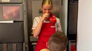 Hostes sevgilisine evlenme teklifi etmek için gizlice uçağa bindi! O anlar saniye saniye sosyal medyadan paylaşıldı