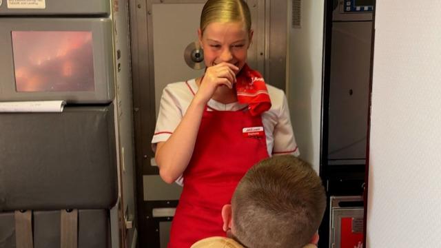 Hostes sevgilisine evlenme teklifi etmek için gizlice uçağa bindi! O anlar saniye saniye sosyal medyadan paylaşıldı