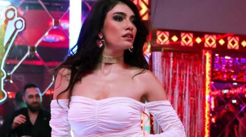 Hazar Ergüçlü minik bikinisini ayna karşısına geçip düzeltti! 'Dilber üstün başın yok mu?'