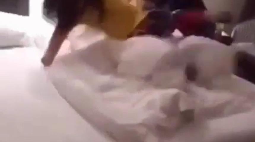 Kocasını otel odasında başka bir kadınla yakaladı! Öfkeden deliye dönen kadın sinirlerine hakim olamadı... Battaniyeyle kendisini saklayan sevgiliyi dövdü