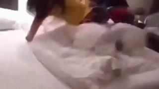 Kocasını otel odasında başka bir kadınla yakaladı! Öfkeden deliye dönen kadın sinirlerine hakim olamadı... Battaniyeyle kendisini saklayan sevgiliyi dövdü