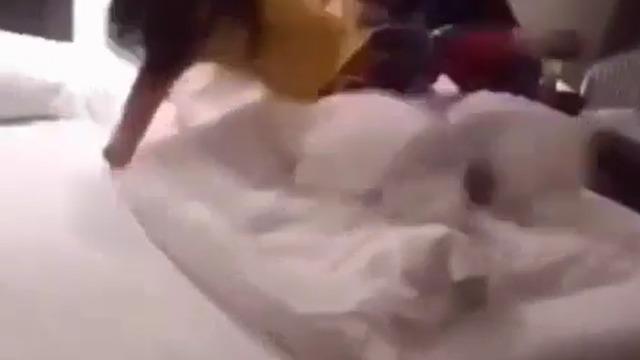 Kocasını otel odasında başka bir kadınla yakaladı! Öfkeden deliye dönen kadın sinirlerine hakim olamadı... Battaniyeyle kendisini saklayan sevgiliyi dövdü